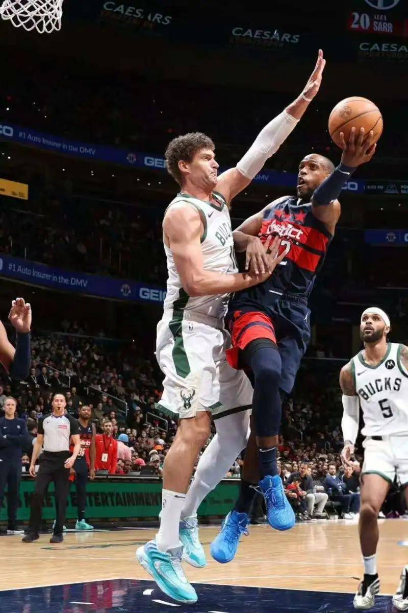 雄鹿队后卫米德尔顿在关键时刻发挥出色的简单介绍 雄鹿队后卫米德尔顿在关键时刻发挥出色的简单介绍