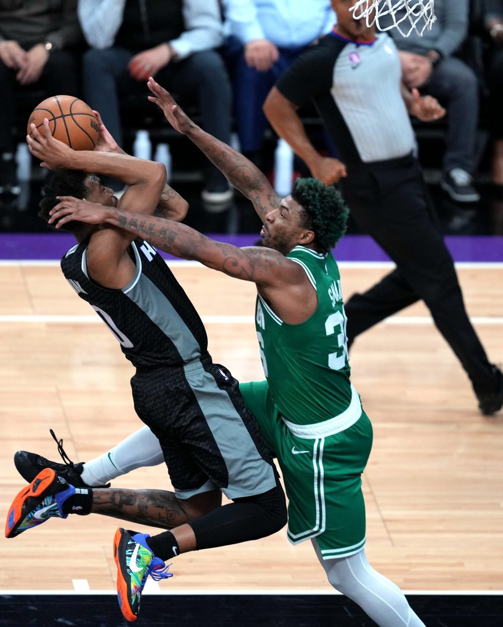 包含凯尔特人完胜青岛队，福克斯关键制胜的词条